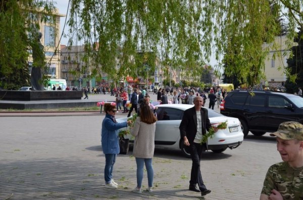 У Луцьку прихожани хотіли зекономити на вербі. ФОТО