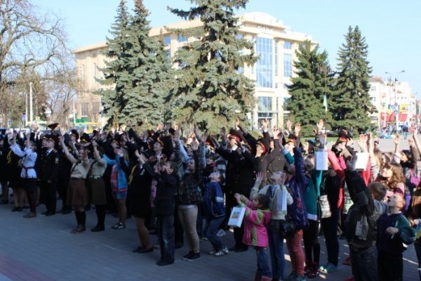 У Луцьку діти зі Сходу організували флешмоб. ФОТО