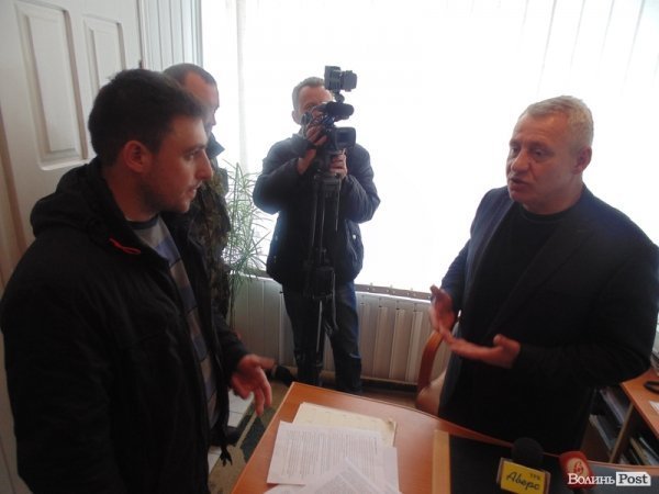 У Луцьку «Правий сектор» «розбирався» із переплатою за паспорти. ФОТО. ВІДЕО