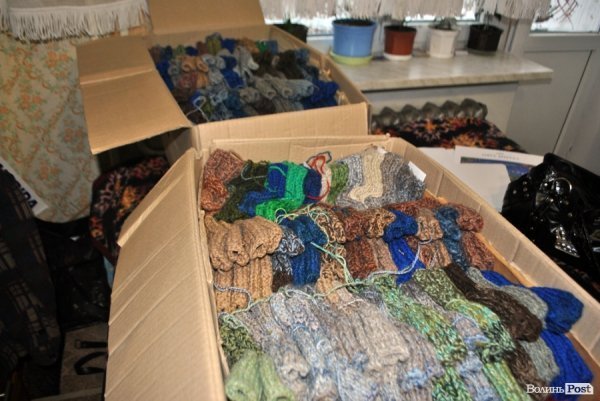 У Луцьку незряча бабуся зв'язала 318 рукавиць для бійців АТО