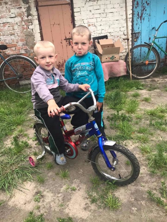 Дітям волинського Героя подарували велосипеди