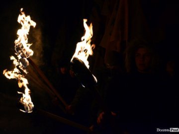 Вогонь та пам'ять: Маневичами пройшла смолоскипна хода на честь Героя