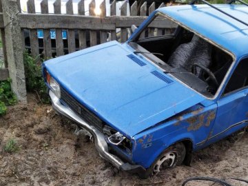На Волині хлопець за кермом ВАЗу  врізався в бетонну огорожу