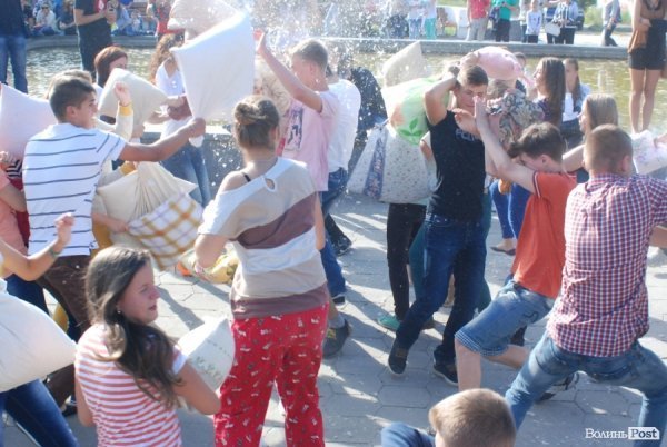 Як билися подушками в Луцьку. ФОТО