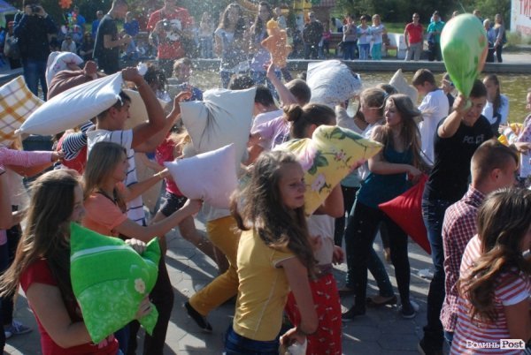 Як билися подушками в Луцьку. ФОТО