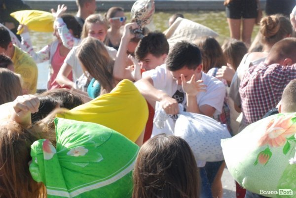 Як билися подушками в Луцьку. ФОТО