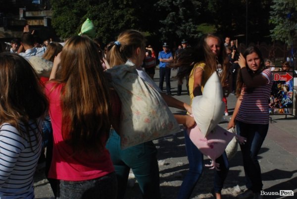 Як билися подушками в Луцьку. ФОТО