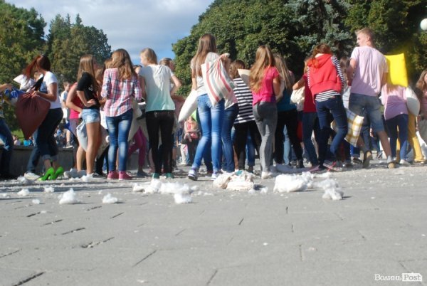 Як билися подушками в Луцьку. ФОТО