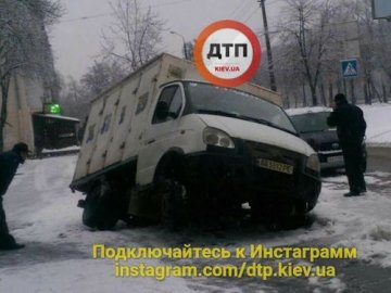 У Києві вантажівка провалилася під асфальт