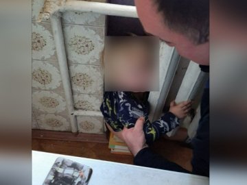У Луцьку рятувальники діставали дитину, яка застрягла в гарячій батареї. ФОТО