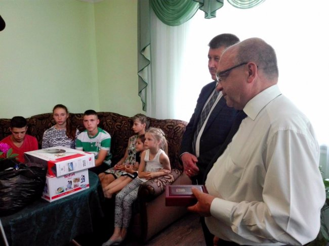 Волинянина, який виховує 15 дітей, нагородили орденом «За заслуги»