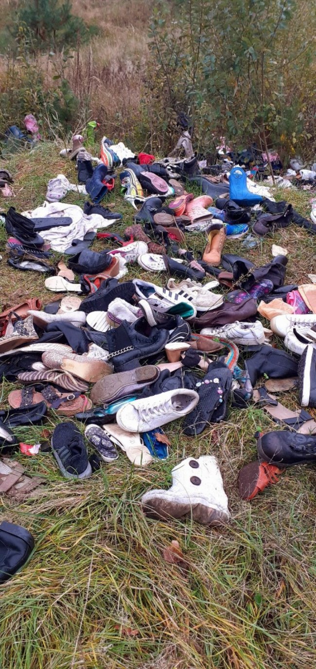 На Волині магазин секонд-хенду викинув гори взуття і одягу просто на узбіччя. ВІДЕО