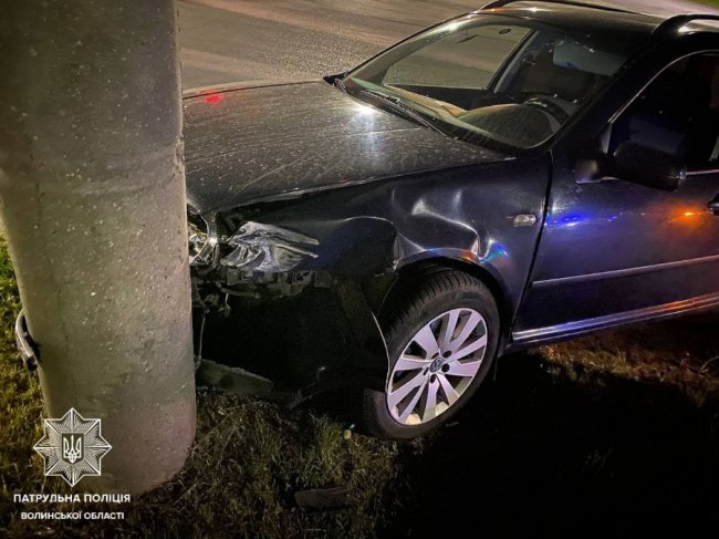 Вночі у Луцьку п'яний водій в'їхав у стовп