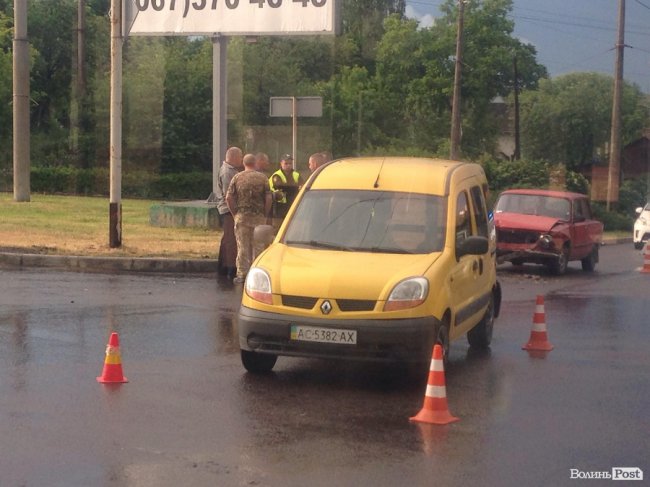 У Луцьку - аварія поблизу перехрестя. ФОТО