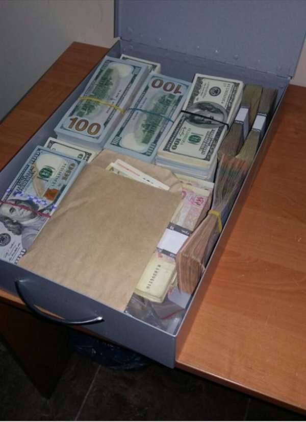Прокурори годину рахували пачки грошей хабара, який отримав директор ДП Міноборони. ФОТО