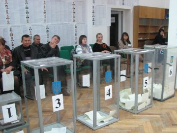 Проректори слідкують, виборці голосують, члени ДВК «плавають» у законі, - перші враження від виборів у Луцьку