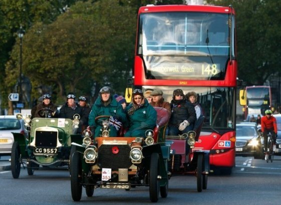 Автопробіг у Лондоні: вулицями міста проїхалося півтисячі раритетних авто. ФОТО. ВІДЕО