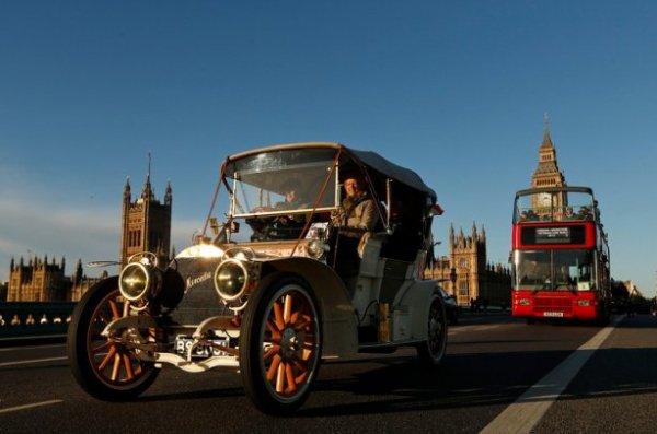 Автопробіг у Лондоні: вулицями міста проїхалося півтисячі раритетних авто. ФОТО. ВІДЕО
