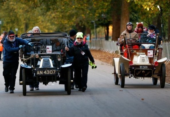 Автопробіг у Лондоні: вулицями міста проїхалося півтисячі раритетних авто. ФОТО. ВІДЕО