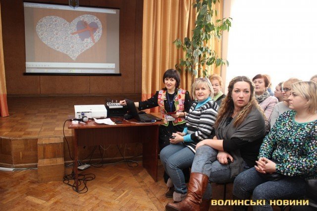 Заради благодійності у Луцьку продають рукотворні валентинки