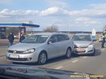 Поблизу Луцька Opel зіткнувся з Volkswagen