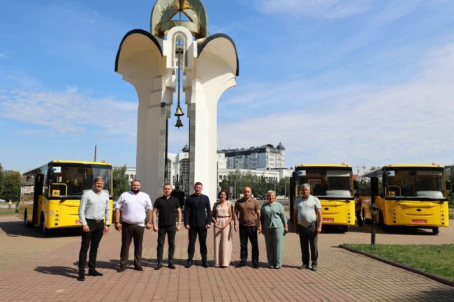 Три волинські громади отримали новенькі шкільні автобуси