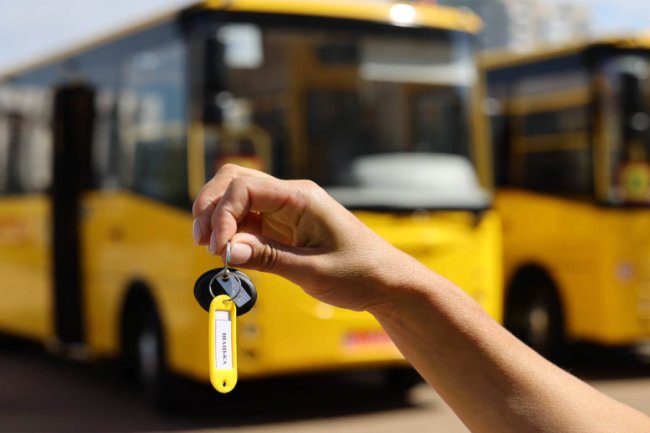 Три волинські громади отримали новенькі шкільні автобуси