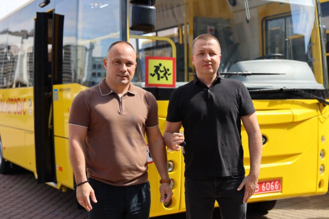 Три волинські громади отримали новенькі шкільні автобуси