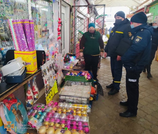 На Волині на ринку вилучили піротехніку без дозвільних документів