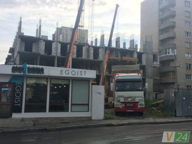 На скандальному будівництві в Луцьку розпочали демонтаж