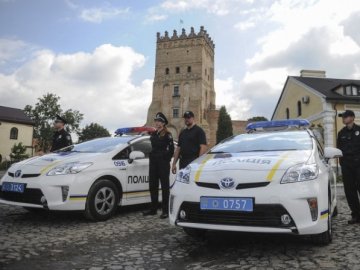 Луцькі патрульні просять гроші на ремонт автівок