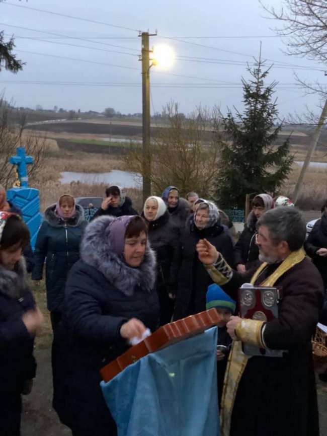 Боротьба за храм: у селі на Волині різдвяну службу відправили на подвір'ї церкви. ФОТО