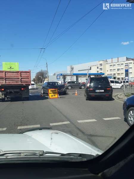 У Луцьку на Дубнівській сталась аварія. ФОТО