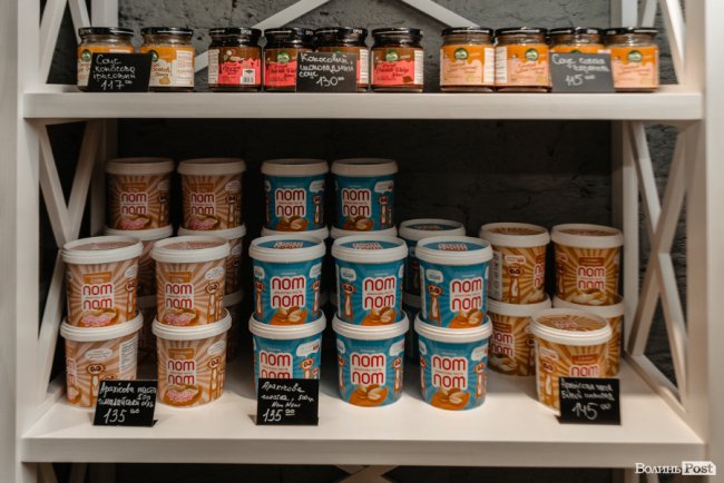 Час небанальних і красивих подарунків: де у Луцьку купити набори із корисних смаколиків*