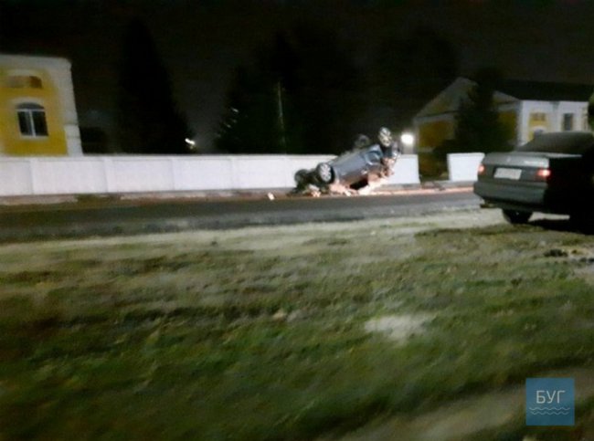 У Володимирі BMW протаранило бетонний паркан військової частини 