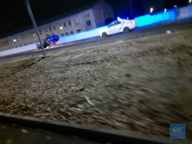 У Володимирі BMW протаранило бетонний паркан військової частини 