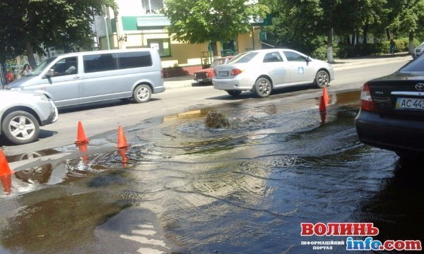 Серед проспекту Грушевського - смердючий «фонтан». ФОТО