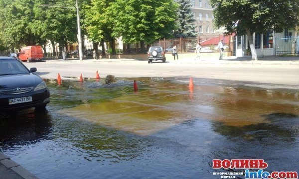 Серед проспекту Грушевського - смердючий «фонтан». ФОТО