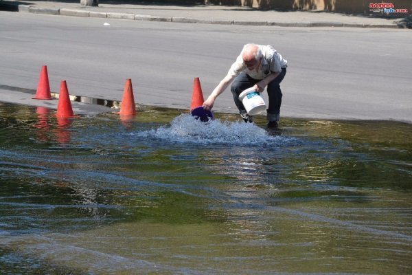 Серед проспекту Грушевського - смердючий «фонтан». ФОТО