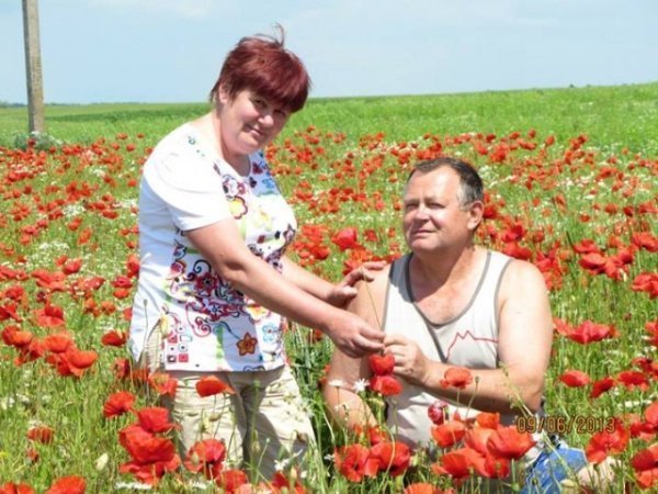 На полі з маками. Освідчення в коханні, якому всі віки підвладні. 09.06.2013 р. с. Піддубці, Волинська обл. Автор фото Ірина Ляшук