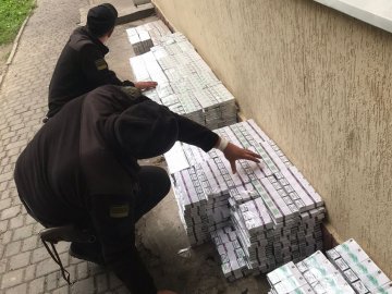 На Волині у поїзді, який прямував до Польщі, знайшли контрабандні цигарки з GPS. ФОТО