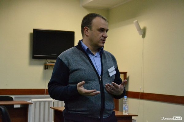 Відомий коуч навчав лучан «розбиратись» у собі за допомогою дзеркала. ФОТО