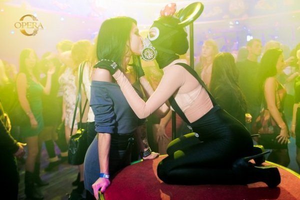 Еротичний «Дєвішнік» у луцькому клубі. ФОТО