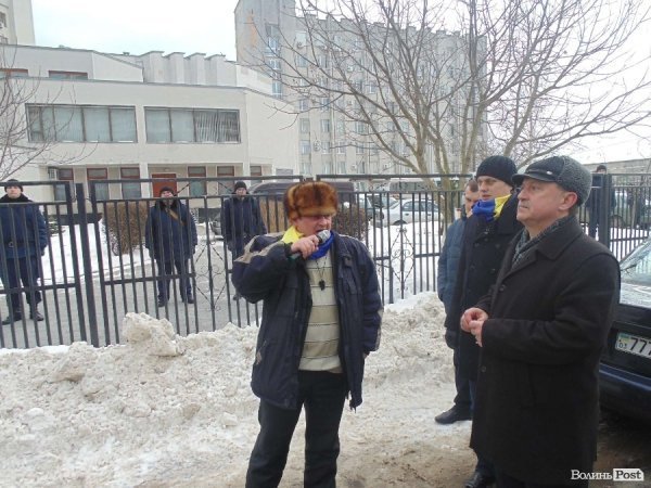 Мітинг під Волинською ОДА: свистки, протигази та заблоковані автомобілі. ФОТО. ВІДЕО