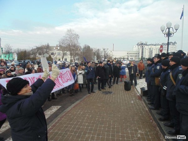 Мітинг під Волинською ОДА: свистки, протигази та заблоковані автомобілі. ФОТО. ВІДЕО