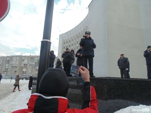Мітинг під Волинською ОДА: свистки, протигази та заблоковані автомобілі. ФОТО. ВІДЕО