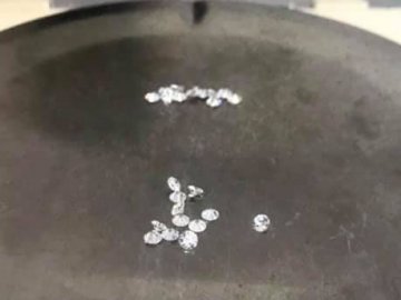Діамантова посилка:  столичні митники виявили 23 дорогоцінні камені у пакунку з Індії. ФОТО