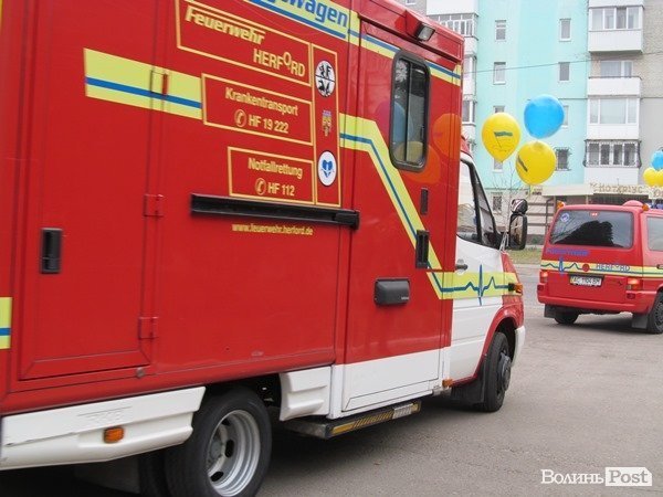 Дитяча поліклініка отримала дві нові «швидкі». ФОТО