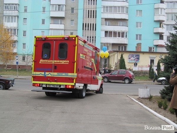 Дитяча поліклініка отримала дві нові «швидкі». ФОТО