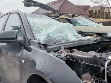 Водій, який під Луцьком в'їхав у відбійник, заснув за кермом: що розповіли очевидці
